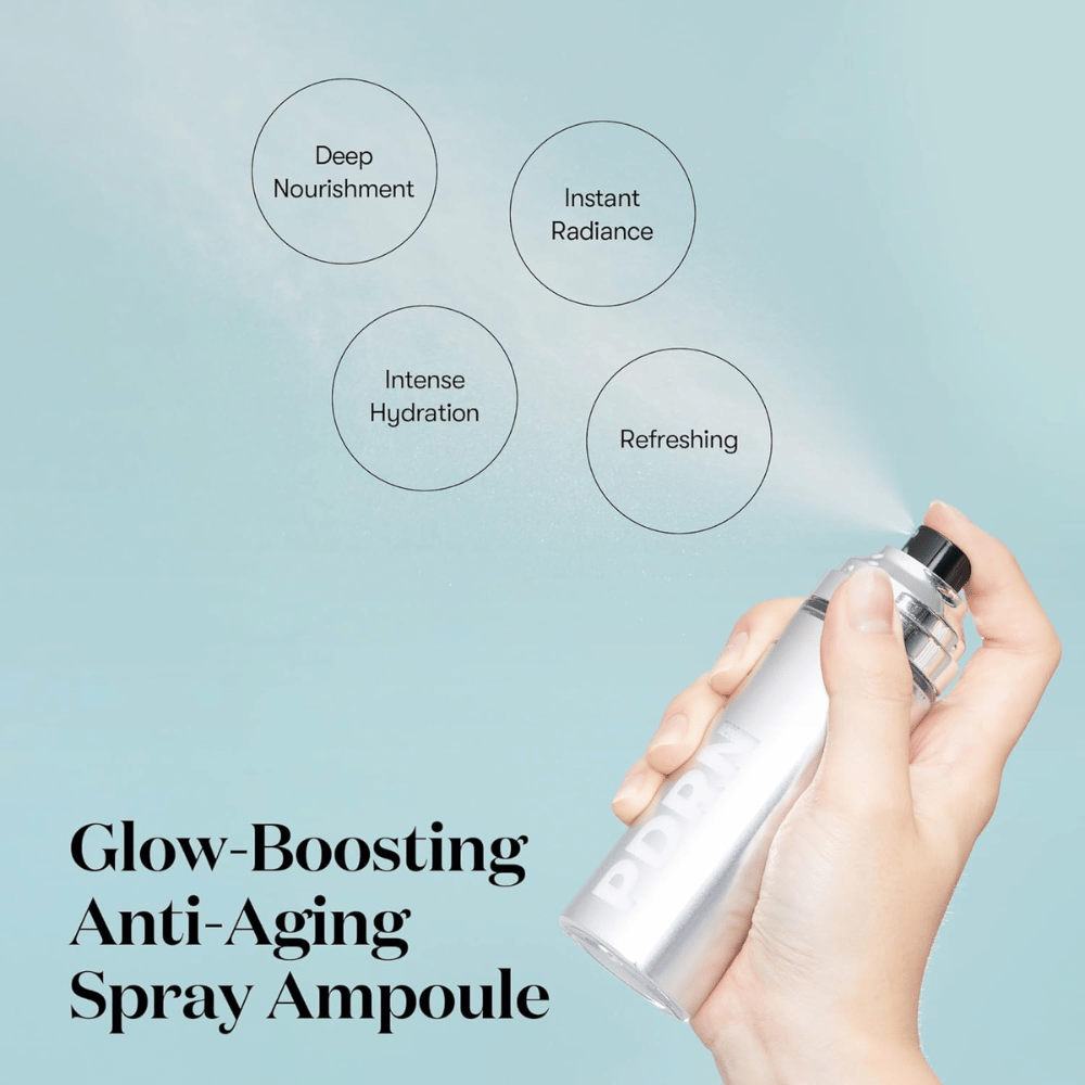 En hånd sprøjter VT PDRN Glow Ampoule fra en sølvfarvet sprayflaske. Omgivende tekst beskriver fordelene ved produktet: "Deep Nourishment," "Instant Radiance," "Intense Hydration," og "Refreshing." Produktet markedsføres som en glow-boosting og anti-aging ampul.