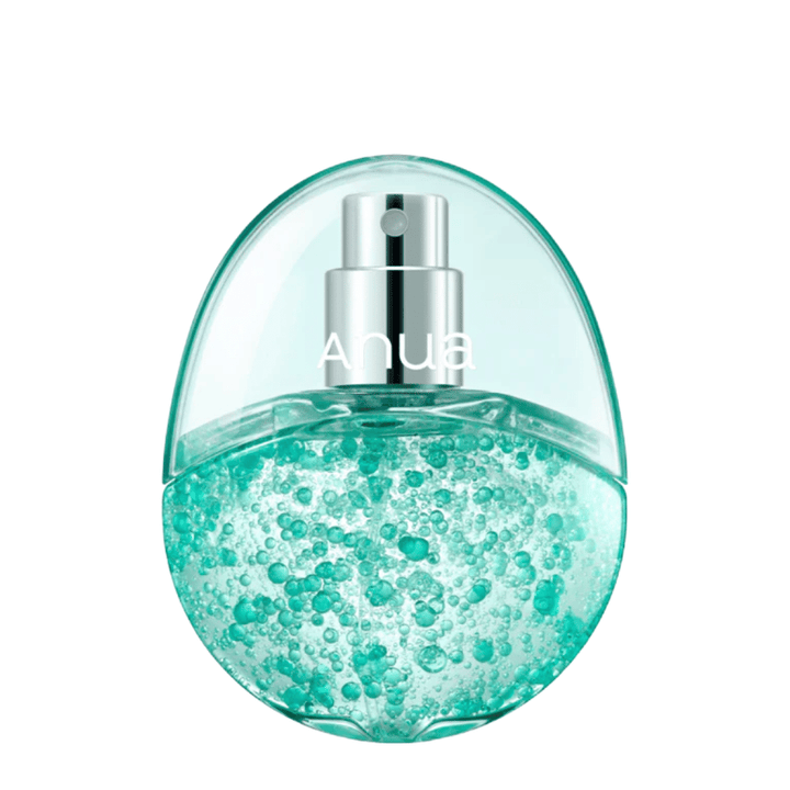 Frilagt produktbillede af Anua PDRN Hyaluronic Acid Hydrating Capsule Mist mod lys baggrund. Den ægformede flaske har en transparent øvre del og en nedre del fyldt med turkise fugtgivende kapsler, som fremhæver produktets unikke formulering og premiumfølelse.