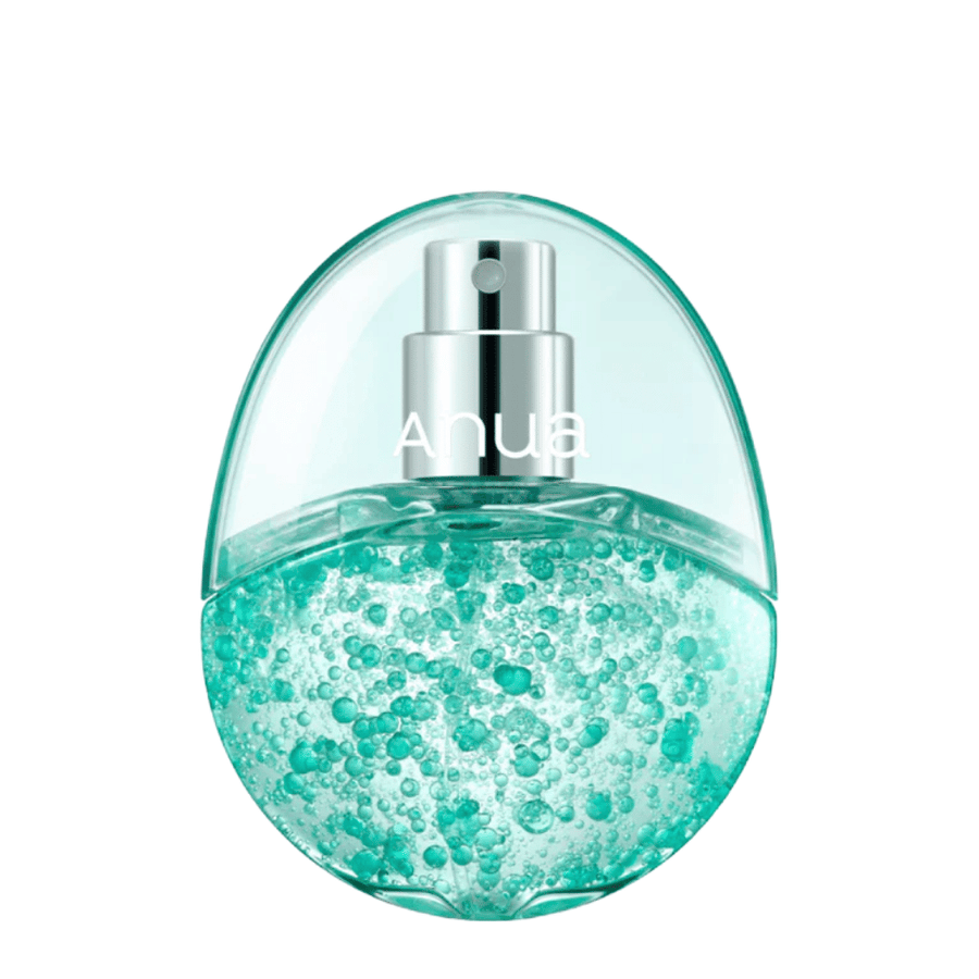 Frilagt produktbillede af Anua PDRN Hyaluronic Acid Hydrating Capsule Mist mod lys baggrund. Den ægformede flaske har en transparent øvre del og en nedre del fyldt med turkise fugtgivende kapsler, som fremhæver produktets unikke formulering og premiumfølelse.