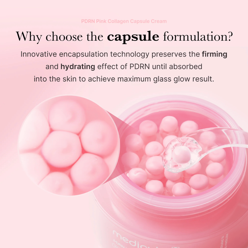 Nærbillede af lyserøde kapsler i Medicube PDRN Pink Collagen Capsule Cream, med ske og forstørrelse, der viser indkapslingsteknik til fugt og elasticitet.