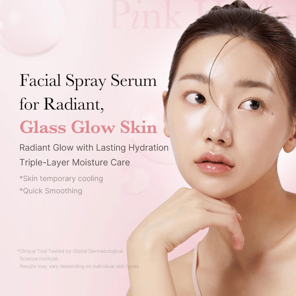 Kvinde med glansfuld, fugtet hud, der illustrerer effekten af et ansigtsserum i sprayform for 'Glass Glow Skin'. Tekst på billedet beskriver fugt, kølende effekt og hurtig udjævning.