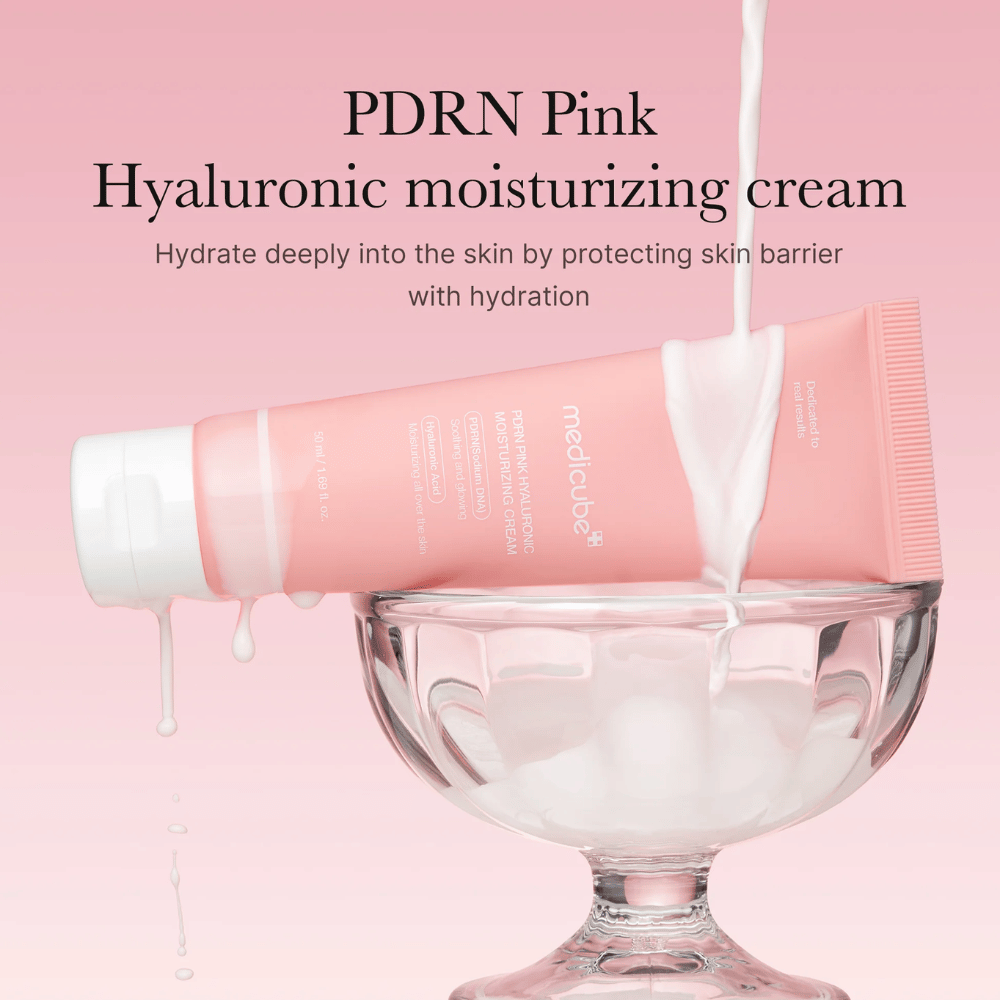 Medicube PDRN Pink Hyaluronic Moisturizing Cream i lyserød tube, der holdes i en glasskål, med tekst, der understreger dyb fugtighed og hudbarrierebeskyttelse.