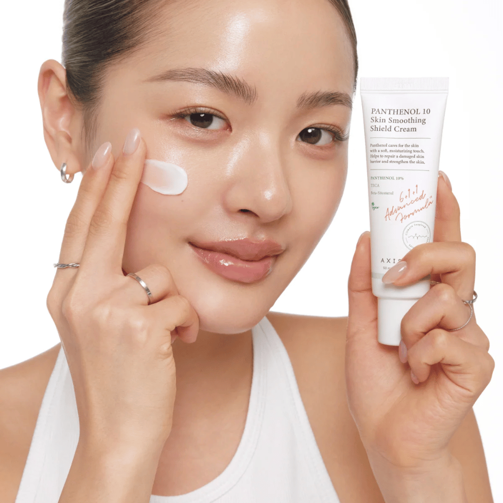 AXIS-Y Panthenol 10 Skin Smoothing Shield Cream påføres huden for at styrke hudbarrieren