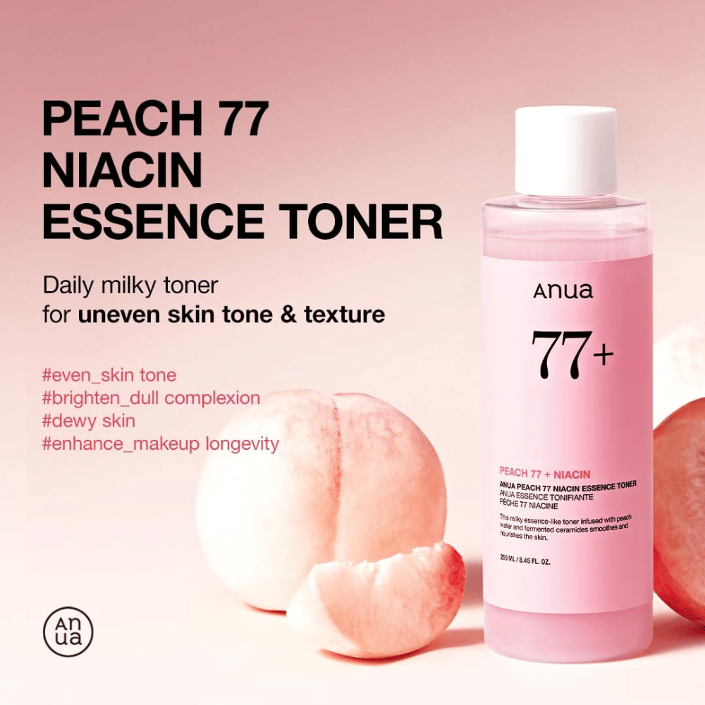 Anua Peach 77 Niacin Essence Toner i lyserød flaske ved siden af ferskner, med tekst der fremhæver fordele for ujævn hudtone, glød og forbedret makeup-holdbarhed.