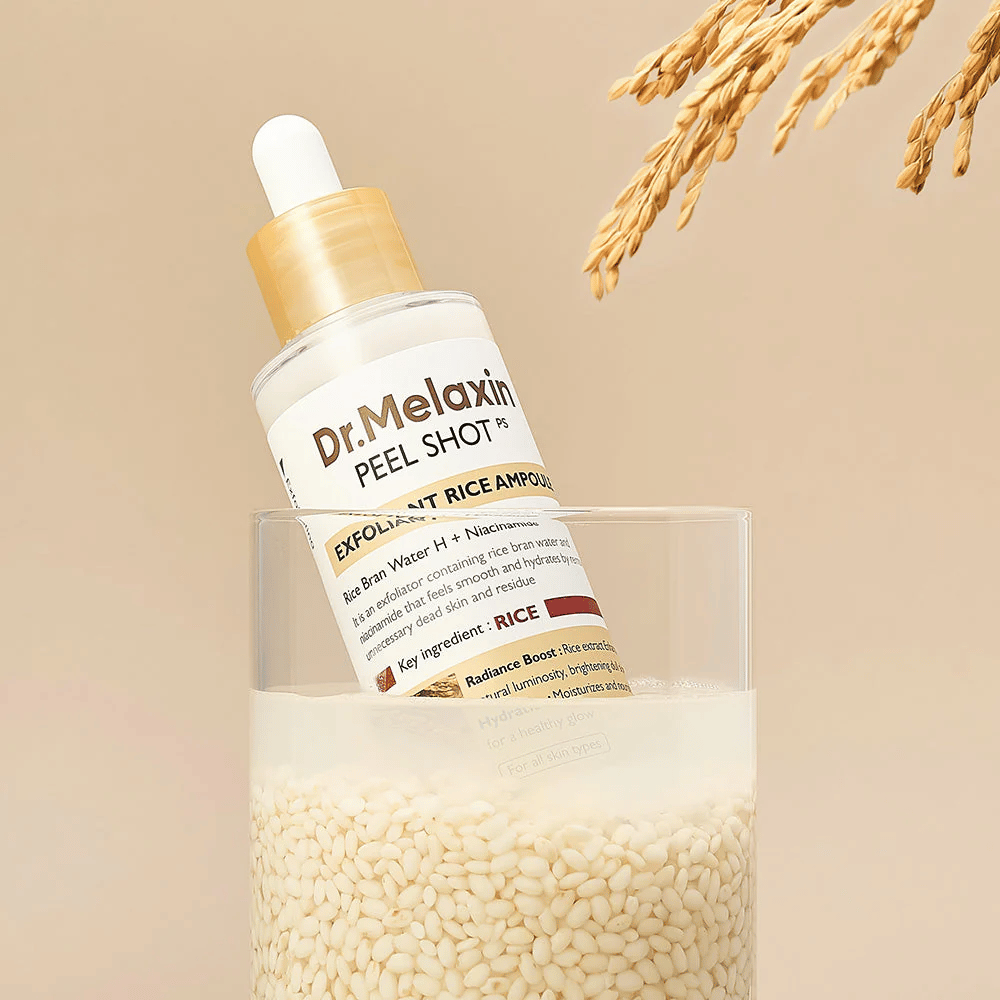 Dr.Melaxin Peel Shot Exfoliant Rice Ampoule placeret i glas med ris, illustrerer risekstraktets glødgivende og fugtgivende egenskaber inden for koreansk hudpleje.