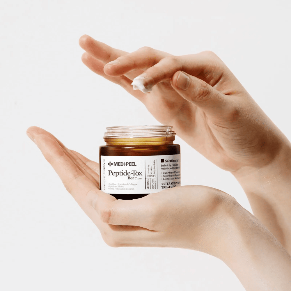Anvendelse af MEDI-PEEL Peptide-Tox Bor Cream – koreansk ansigtscreme med peptider, der forbedrer hudens elasticitet, giver dyb fugtighed og hjælper med at reducere rynker.