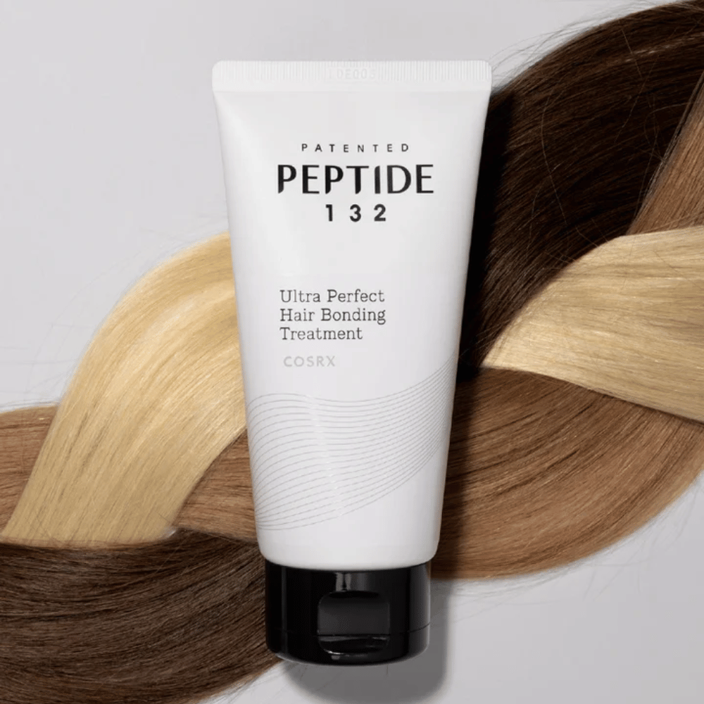 COSRX Peptide 132 Ultra Perfect Hair Bonding Treatment placeret mod flettet hår i forskellige nuancer – symboliserer reparerende og styrkende effekt.