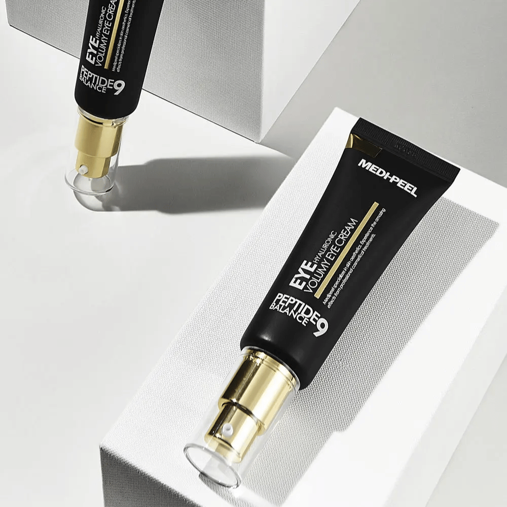 MEDI-PEEL Peptide 9 Hyaluronic Volumy Eye Cream i sort og guld – koreansk øjencreme med peptider og hyaluronsyre, der giver fyldigere hud og forbedret elasticitet omkring øjnene.