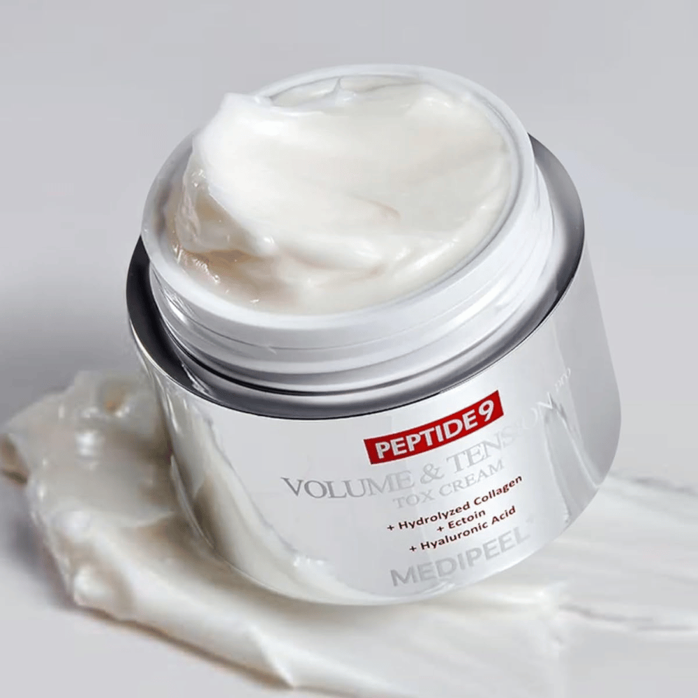 Nærbillede af MEDI-PEEL Peptide 9 Volume & Tension Tox Cream. Den rige creme indeholder hydrolyseret kollagen, ectoin og hyaluronsyre for fastere og fugtet hud.