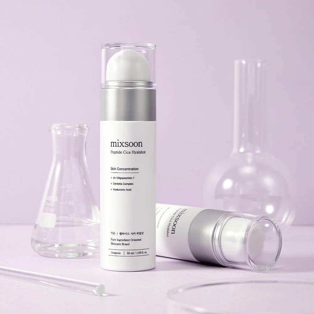 Mixsoon Peptide Cica Hyalshot på lilla baggrund med laboratorieglas – et fugtgivende og beroligende serum med peptider og centella til følsom hud.