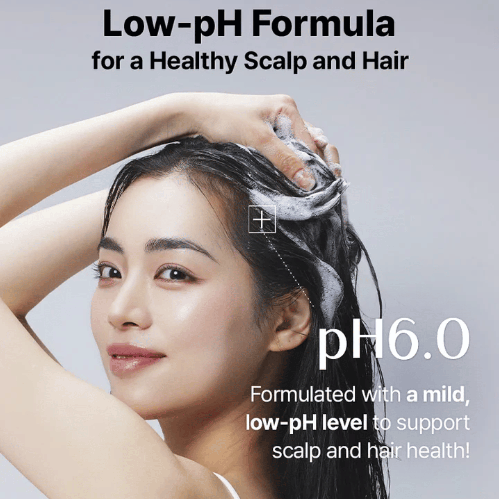Kvinde vasker håret med COSRX Peptide 132 Shampoo – mild formel med pH 6.0 som styrker hår og hovedbund.