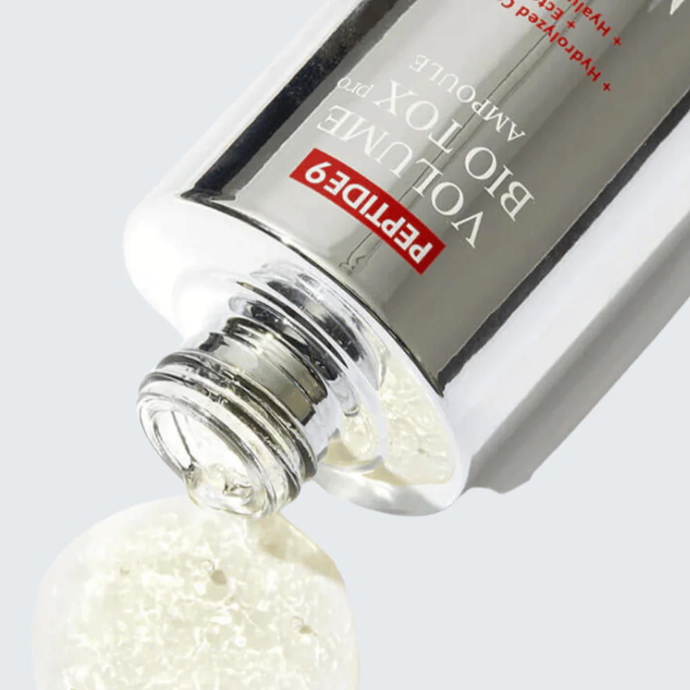 Nærbillede af MEDI-PEEL Peptide 9 Volume Bio Tox Pro Ampoule, der hældes ud. Den klare formel med kollagen, ectoin og hyaluronsyre fugter i dybden.