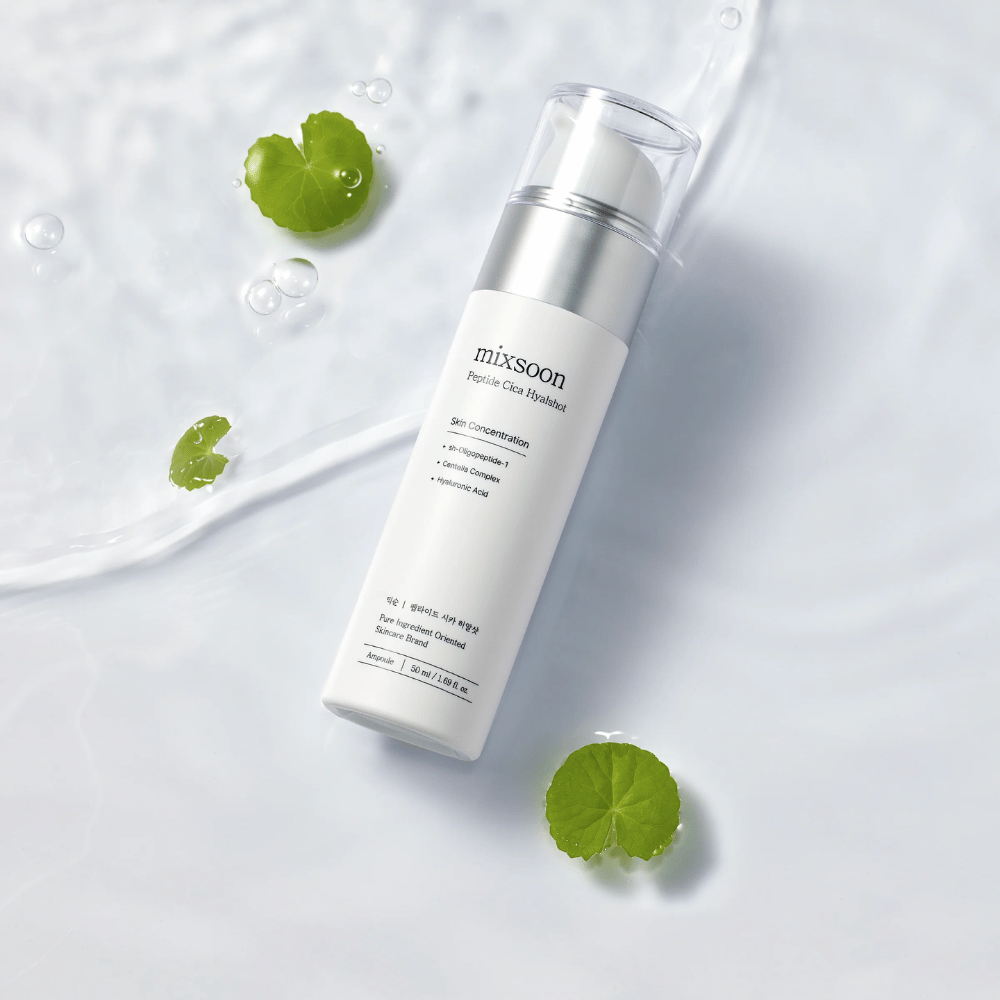 Mixsoon Peptide Cica Hyalshot – fugtgivende serum med peptider, centella og hyaluronsyre. Beroligende formel til følsom hud, i stilren hvid flaske mod vandoverflade med grønne blade.