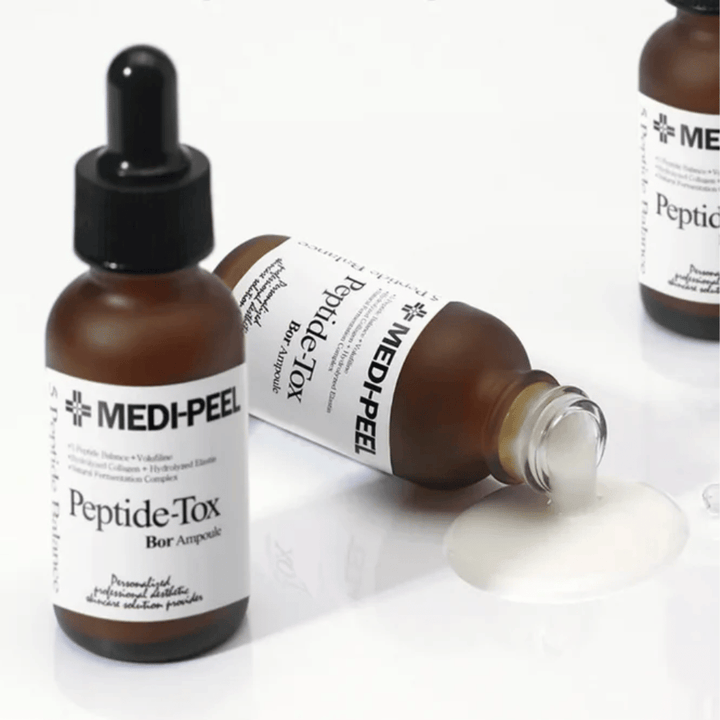 MEDI-PEEL Peptide-Tox Bor Ampoule med synlig serumtekstur – anti-age serum med peptidkompleks, der giver øget elasticitet, fyldigere hud og en jævnere hudstruktur.