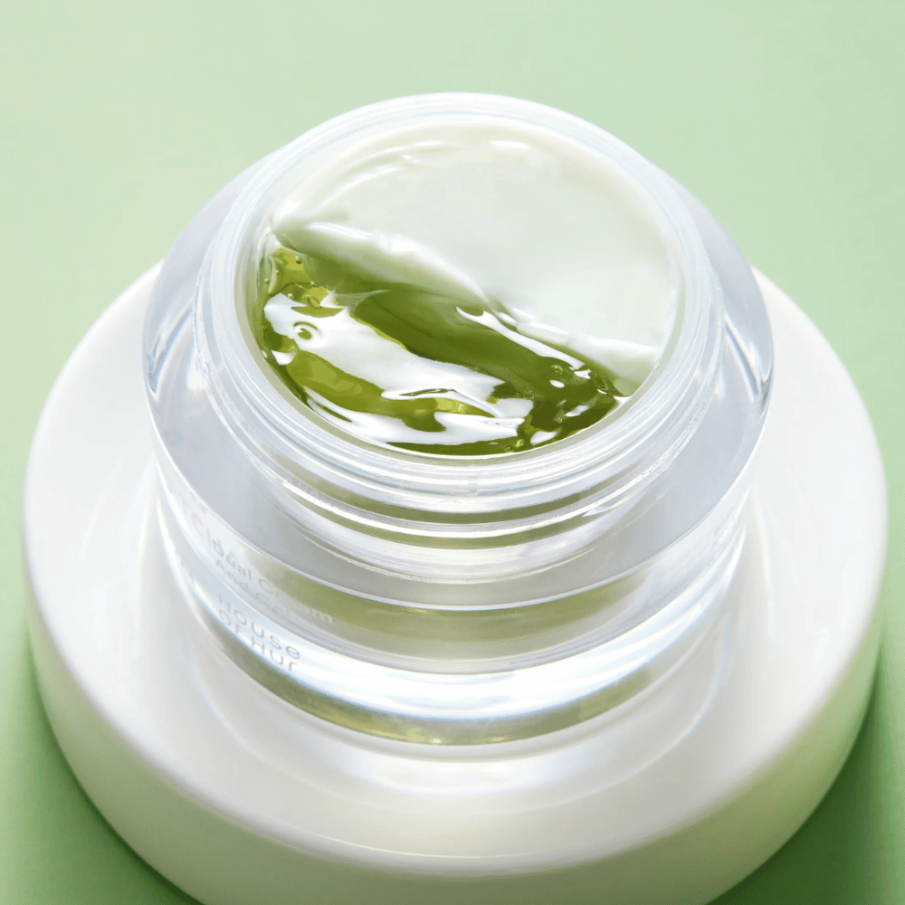 Matcha ansigtscreme med gel og creme i samme krukke, som beroliger huden, giver fugt og forbedrer hudens balance og glød