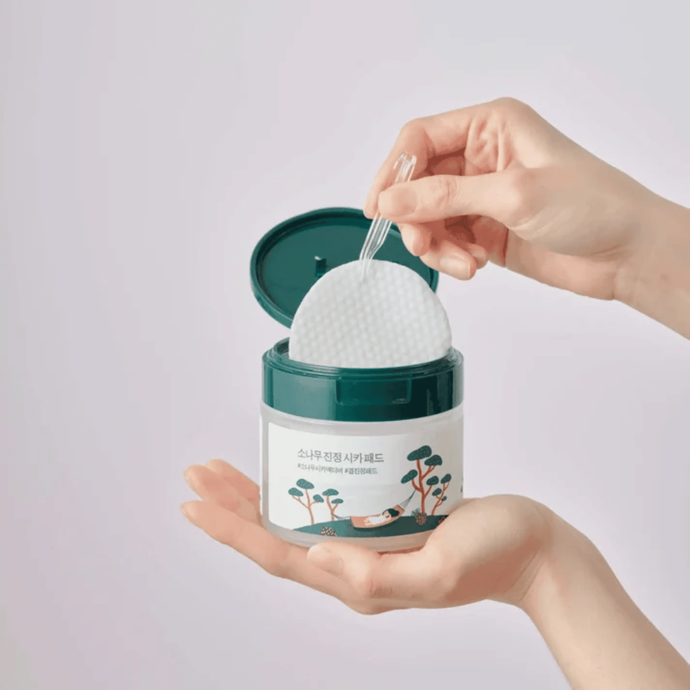 ROUND LAB Pine Calming Cica Pad – toner pad tages op af krukken med den medfølgende pincet
