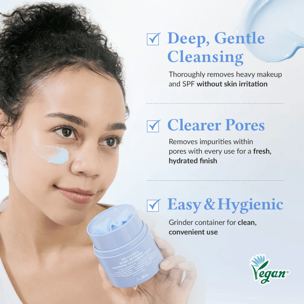 Dr.Althea Pore Refresh Grinding Cleansing Balm med teksten "Deep, Gentle Cleansing" som viser, hvordan produktet grundigt fjerner makeup og SPF uden at irritere huden. Teksten "Clearer Pores" forklarer, at den fjerner urenheder og giver et friskt, fugtet resultat. Understreget med "Easy & Hygienic", som indikerer, at produktet har en kværnbeholder for nem og hygiejnisk brug.