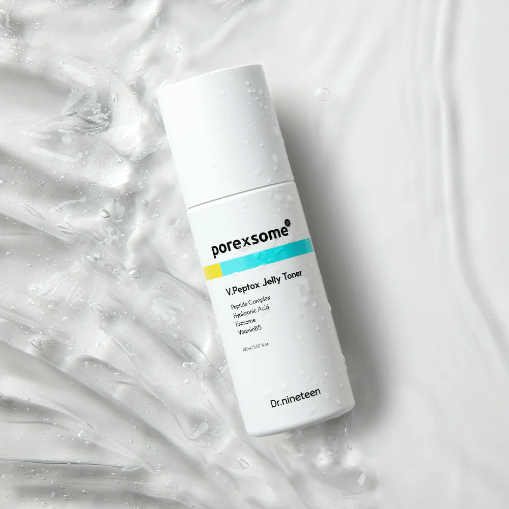 Porexsome V.Peptox Jelly Toner fra Dr.nineteen liggende på en blank overflade med vandeffekt. En fugtgivende og opstrammende toner til porer.