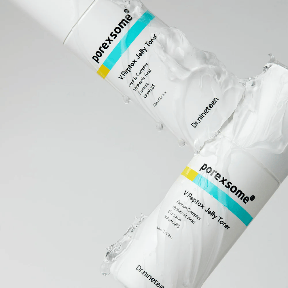 To flasker af Porexsome V.Peptox Jelly Toner dækket af klar gelé. Moderne, klinisk design der fremhæver produktets friske tekstur.