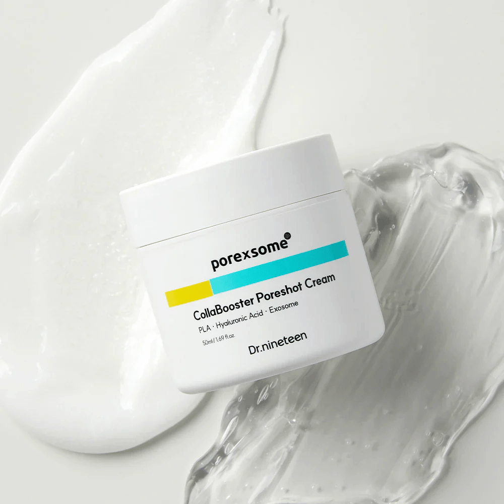 Dr.nineteen Porexsome CollaBooster Poreshot Cream på blank, gelélignende overflade. En fugtgivende creme med exosomer og hyaluronsyre.