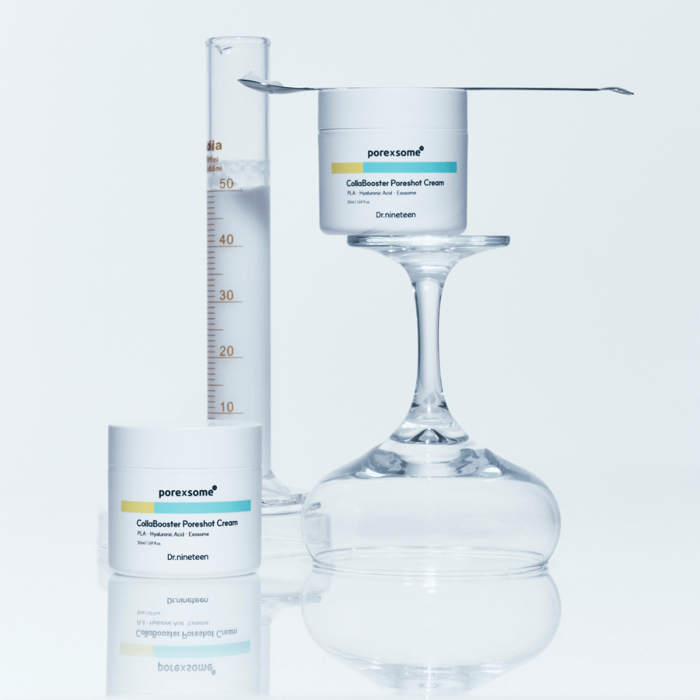 To krukker af Dr.nineteen Porexsome CollaBooster Poreshot Cream placeret ved et glas og måleglas. Minimalistisk design der signalerer videnskabelig præcision.