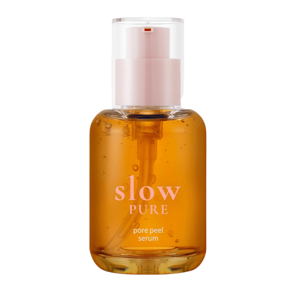 Slow Pure Pore Peel Serum i glasflaske med pumpe, fyldt med eksfolierende ravfarvet serum.