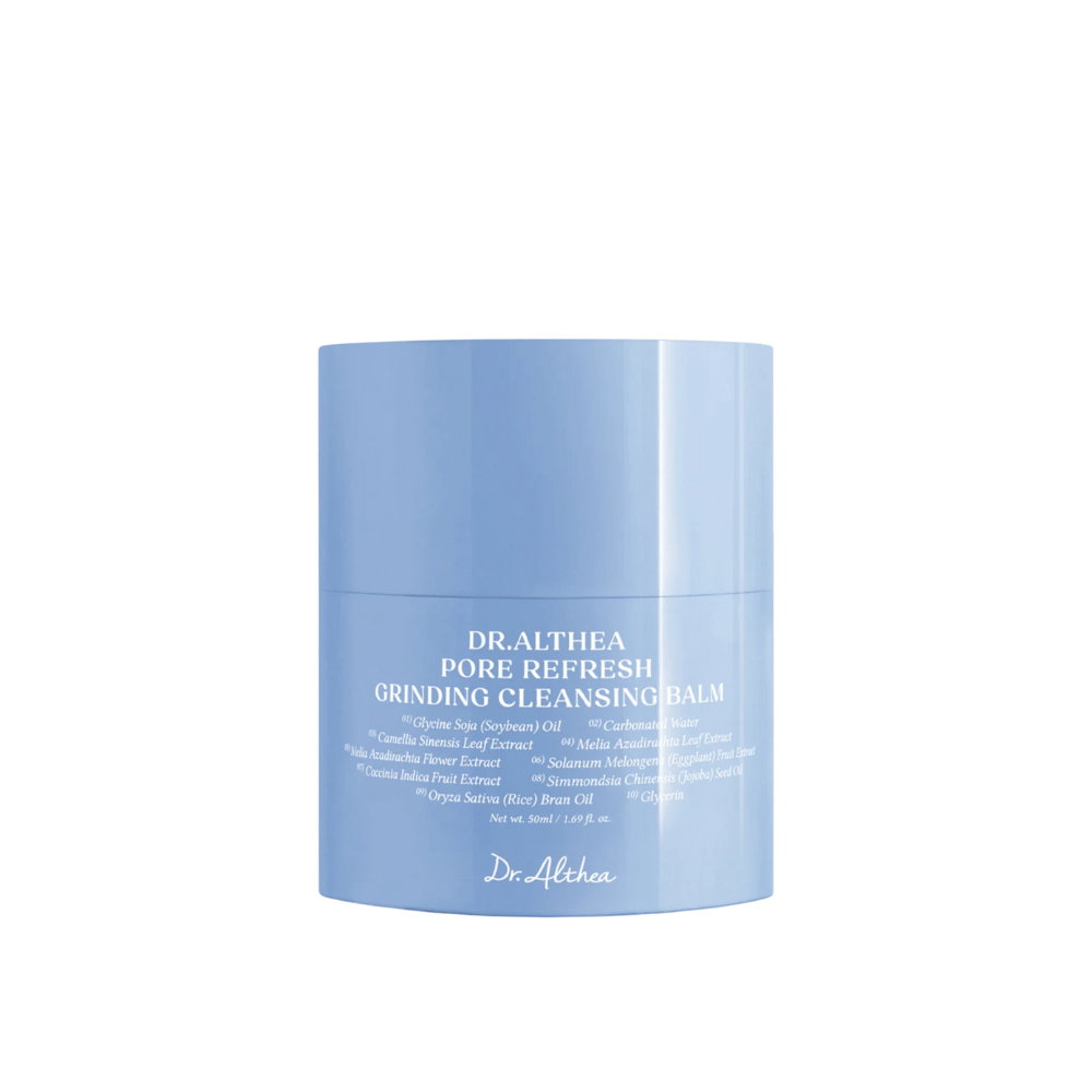 Dr.Althea Pore Refresh Grinding Cleansing Balm, 50 ml krukke med et blåt plastiklåg. Etiketten på krukken er hvid med teksten "Pore Refresh Grinding Cleansing Balm" og indeholder ingredienser som Glycine Soja (Soybean) Oil, Camellia Sinensis Leaf Extract og Oryza Sativa (Rice) Bran Oil.