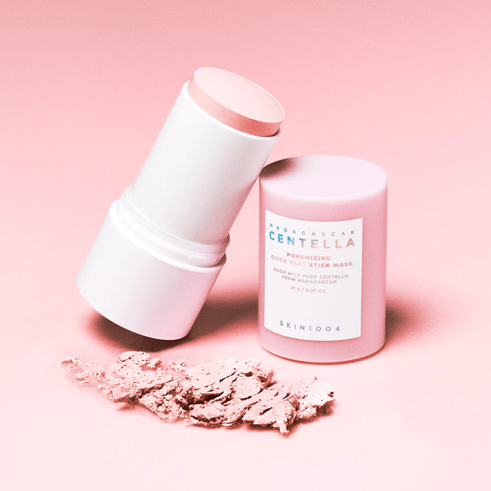 SKIN1004 Madagascar Centella Poremizing Quick Clay Stick Mask i en lyserød emballage. Praktisk lermaske i stickformat til at rengøre og minimere porer.