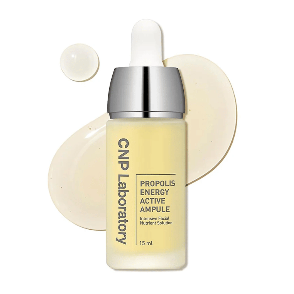 CNP Laboratory Propolis Energy Active Ampoule er en intensiv næringsløsning til ansigtet, beriget med propolisekstrakt. Den fugter, styrker hudbarrieren og giver en naturlig glød. Ideel til sensitiv hud. Brug dagligt for at fremme en sund og strålende hud.