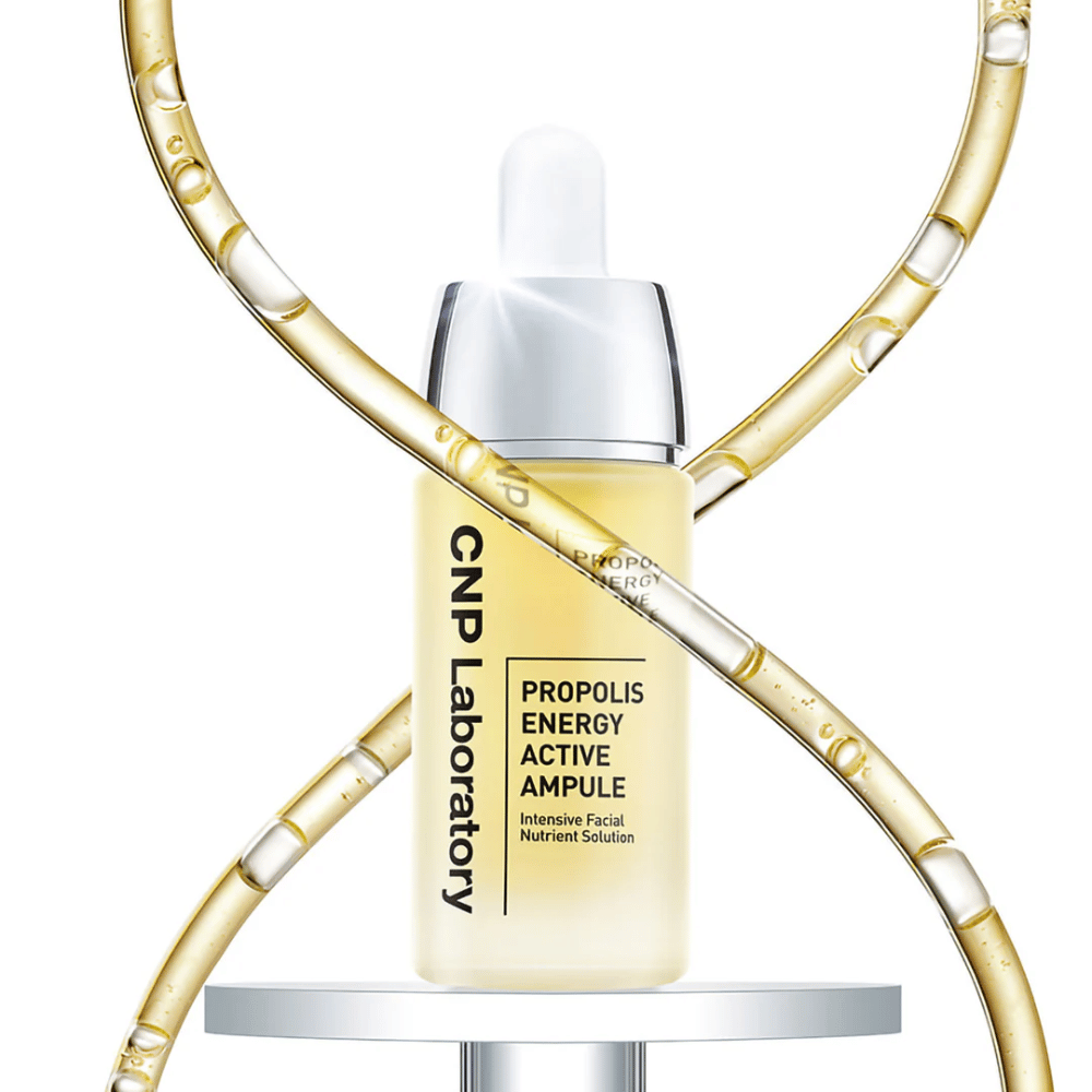 CNP Laboratory Propolis Energy Active Ampoule er en næringsrig ansigtsbehandling beriget med propolisekstrakt. Den fugter, styrker hudens barriere og giver en naturlig glød. Perfekt til sensitiv hud og daglig brug for en sund, strålende hud.