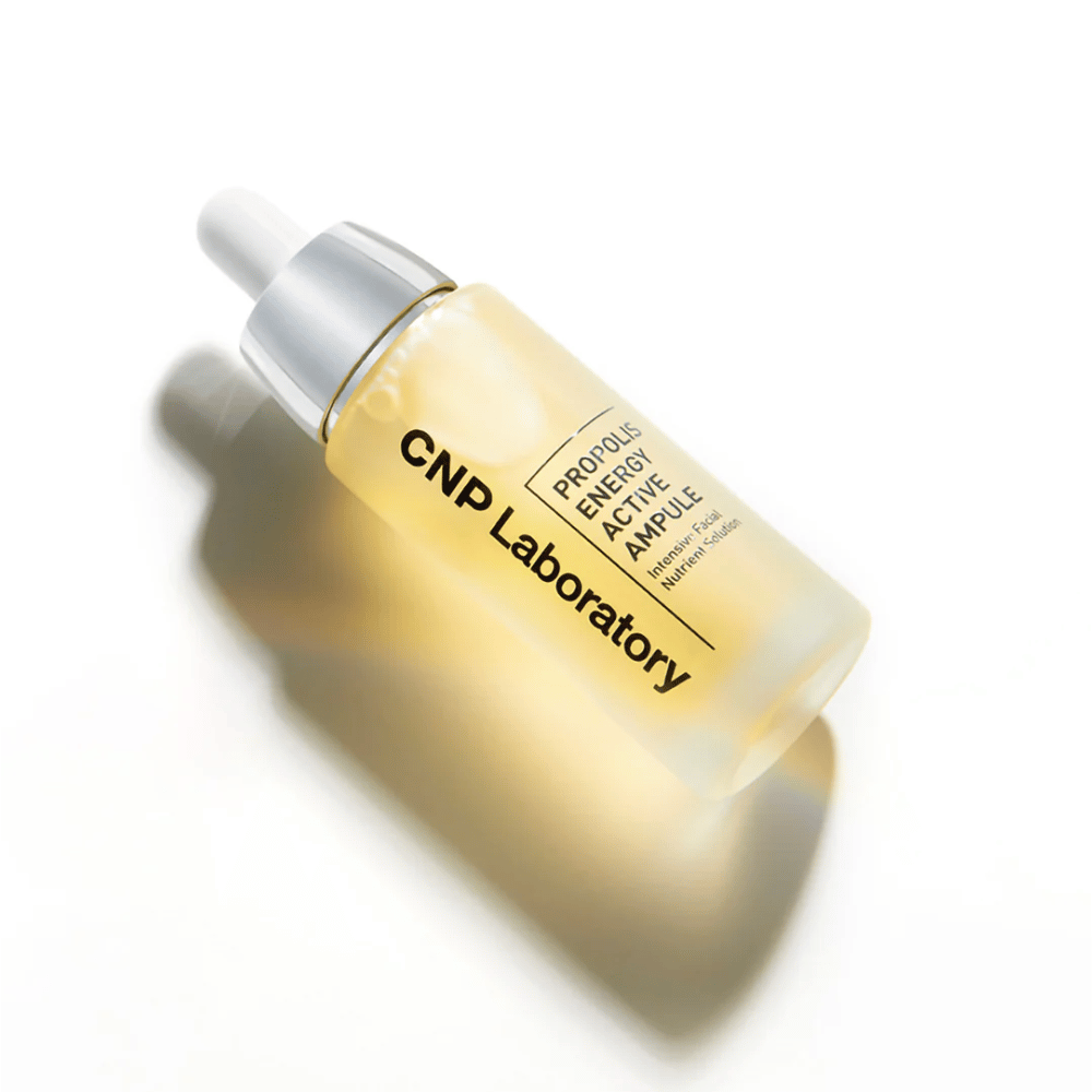 CNP Laboratory Propolis Energy Active Ampoule er et kraftfuldt hudplejeprodukt beriget med propolisekstrakt. Den fugter, giver næring og fremmer en strålende hud. Perfekt til at styrke hudbarrieren og berolige irriteret hud. Brug dagligt for bedste resultat.