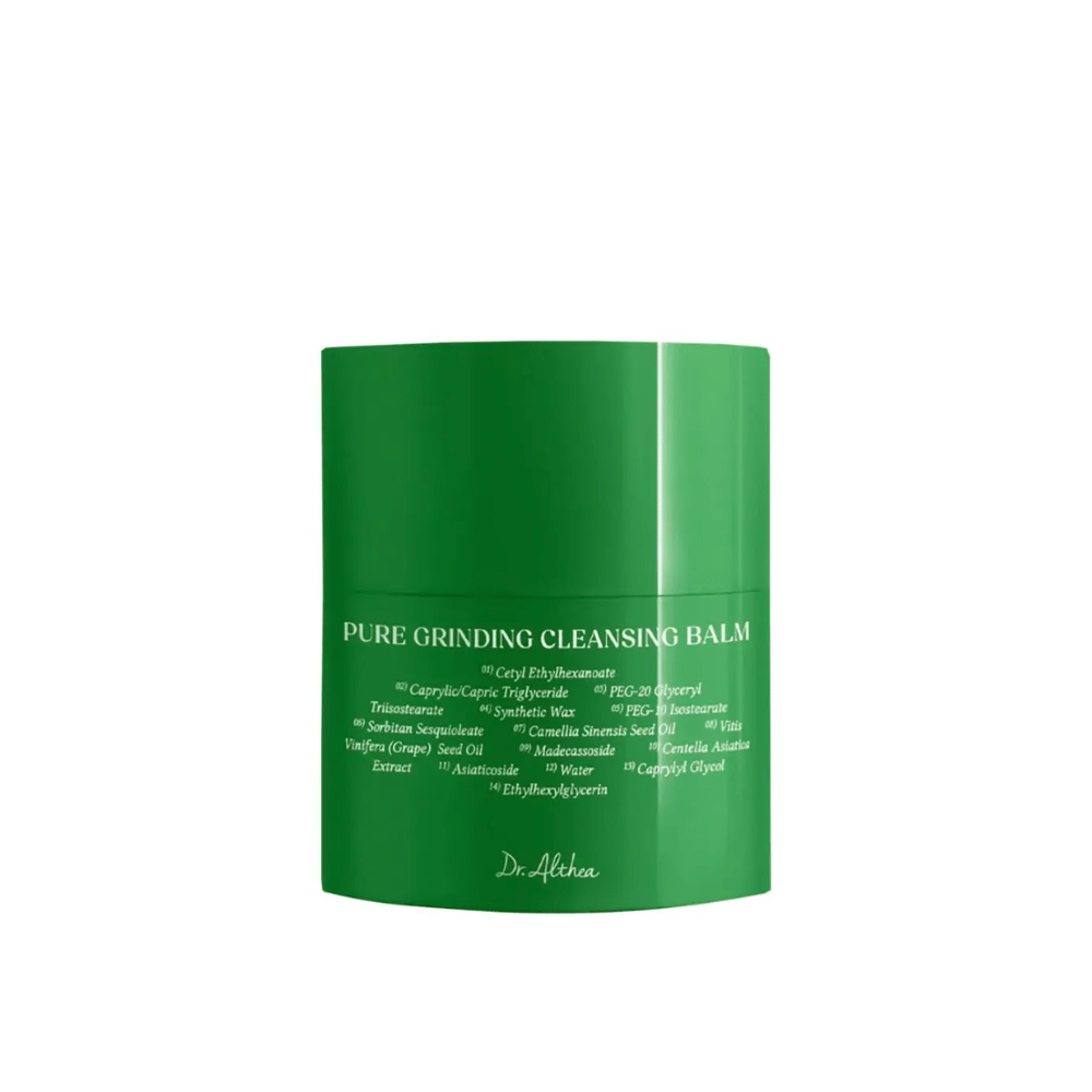 Billedet viser en grøn krukke med "Pure Grinding Cleansing Balm" fra Dr. Althea. Emballagen er enkel og stilren med hvid tekst, der opregner nøgleingredienser som vindruekerneolie, centella asiatica-ekstrakt og camelliafrøolie. Designet formidler en følelse af naturlig og effektiv hudpleje.