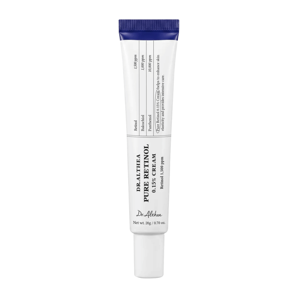 Frilagt produktbillede af Dr. Althea Pure Retinol 0.15% Cream mod hvid baggrund. Det minimalistiske tubedesign fremhæver produktets rene og kliniske udtryk, samtidig med at koncentrationen af retinol tydeligt kommunikeres på emballagen.