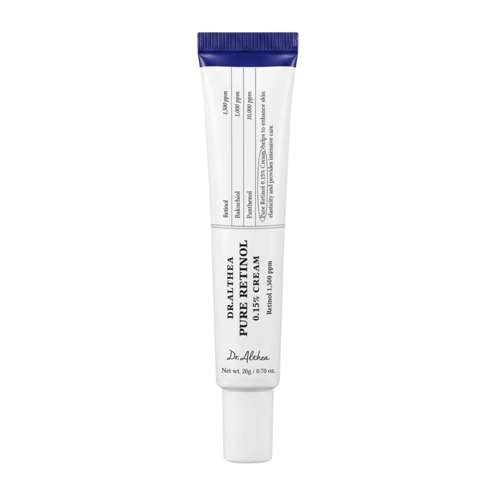 Frilagt produktbillede af Dr. Althea Pure Retinol 0.15% Cream mod hvid baggrund. Det minimalistiske tubedesign fremhæver produktets rene og kliniske udtryk, samtidig med at koncentrationen af retinol tydeligt kommunikeres på emballagen.