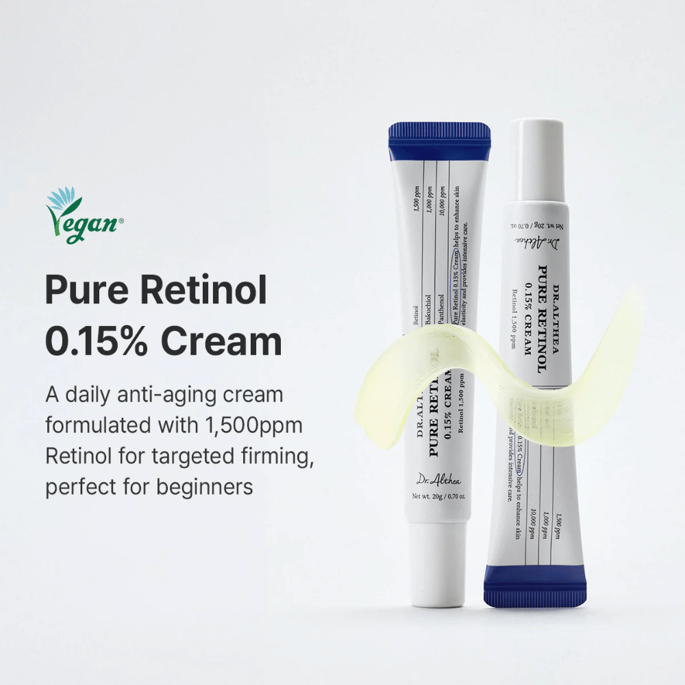 Markedsføringsbillede, der præsenterer Dr. Althea Pure Retinol 0.15% Cream som en daglig retinolcreme for begyndere. Produktet vises sammen med en svejende cremetekstur, som fremhæver den lette og bløde formulering.