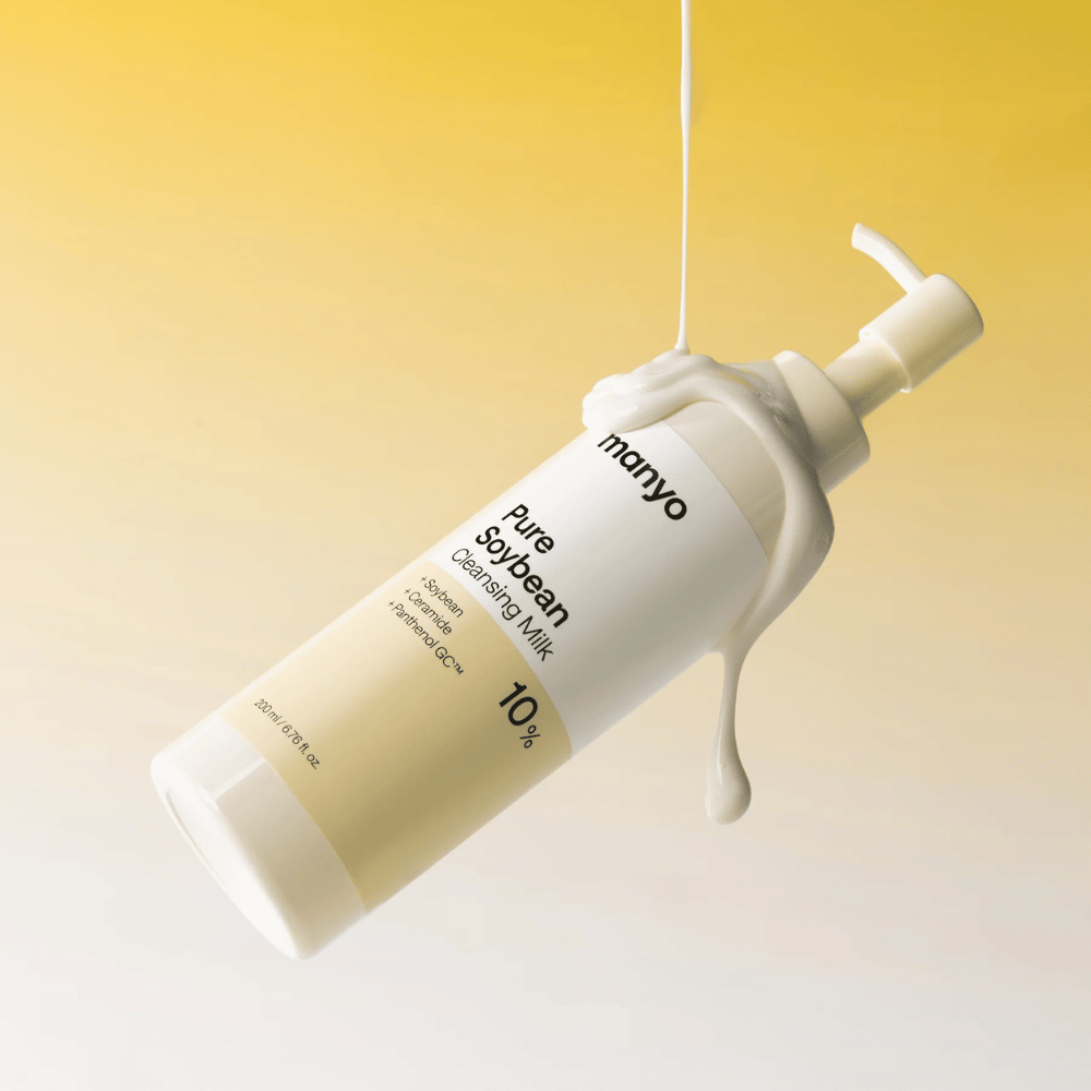 2. Ma:nyo Pure Soybean Cleansing Milk – fugtgivende ansigtsrens med cremet konsistens mod gul baggrund