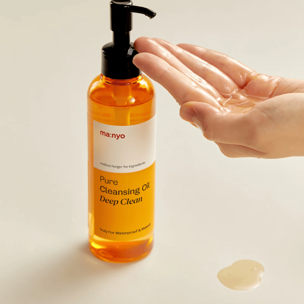 ma:nyo Pure Cleansing Oil Deep Clean påført i hånd – mild men kraftfuld renseolie, der passer til daglig dobbeltrensning.