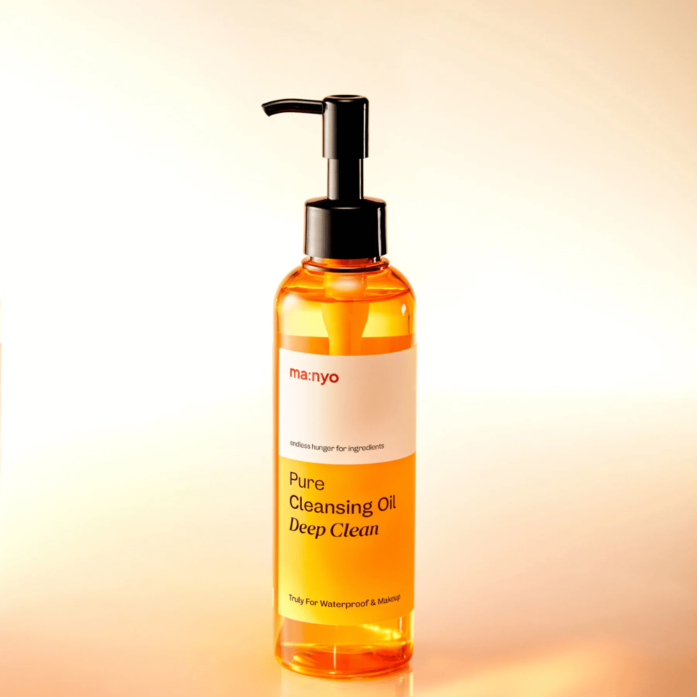 ma:nyo Pure Cleansing Oil Deep Clean med gylden olietekstur – olierens, der emulgerer let og efterlader huden ren og blød.
