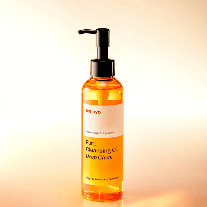 ma:nyo Pure Cleansing Oil Deep Clean med gylden olietekstur – olierens, der emulgerer let og efterlader huden ren og blød.