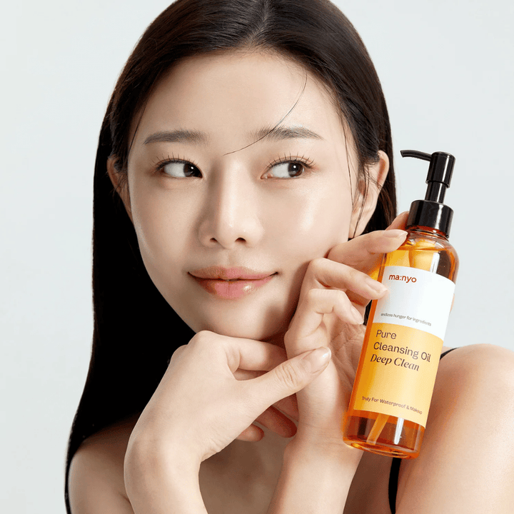 ma:nyo Pure Cleansing Oil Deep Clean – dybderensende olierens, der effektivt opløser vandfast makeup og snavs uden at udtørre huden.