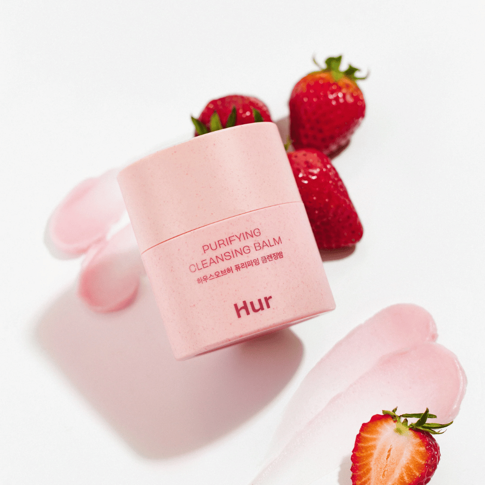 Hvordan Purifying Cleansing Balm placeret med friske jordbær. Rensende balm, der giver en glat hud og er velegnet til daglig ansigtsrensning.