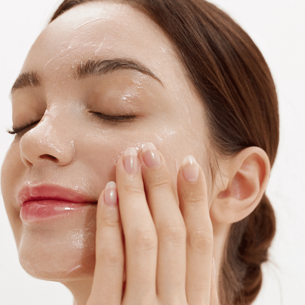 Hvordan Purifying Cleansing Balm påføres ansigtet. Cremet balm, der smelter ved kontakt med huden og fjerner snavs, solbeskyttelse og makeup skånsomt.