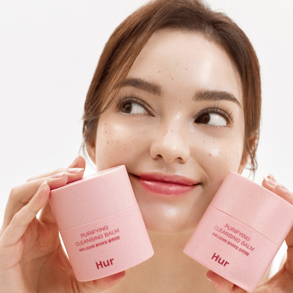 Model holder to krukker Hvordan Purifying Cleansing Balm. Mild rensebalm, der er velegnet til følsom hud og giver en frisk, fugtet følelse efter rensning.