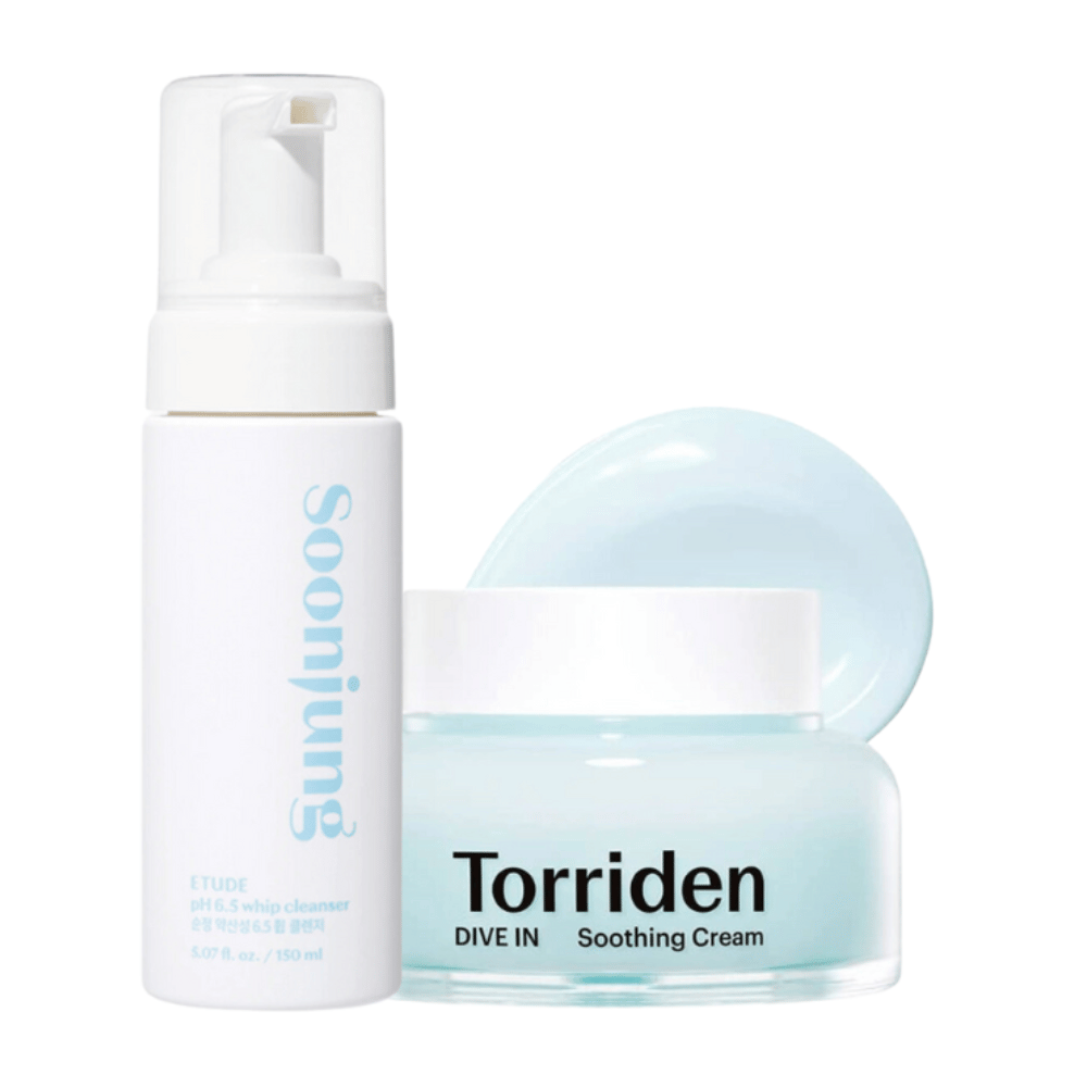 Hudplejesæt som indeholder en hvid flaske med en pumpe, mærket "Soonjung", og en krukke med lyseblåt indhold, mærket "Torriden Dive In Soothing Cream". Flasken er 150 ml og har et rent, minimalistisk design. Krukken er gennemsigtig og viser en beroligende, lyseblå creme.