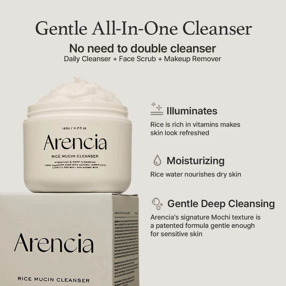Arencia Rice Mucin Cleanser vises sammen med emballagen. Teksten fremhæver tre Fordele: lysgivende med risvitaminer, fugtgivende med risvand og skånsom dybderensning med Mochi-tekstur – alt i ét produkt.