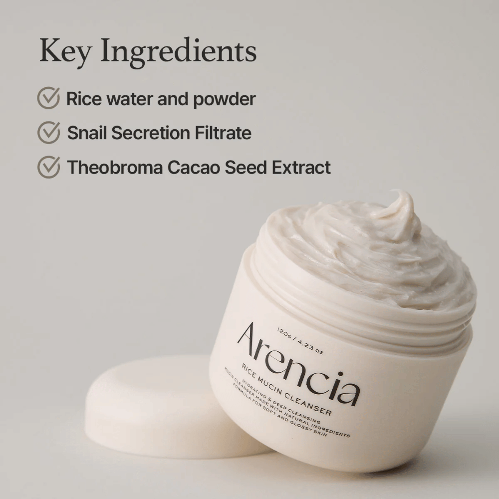 Krukke med Arencia Rice Mucin Cleanser, åben og fyldt med en cremet, hvid rens. Teksten lister nøgleingredienser: risvand og -pulver, snegleekstrakt samt kakaofrøekstrakt.