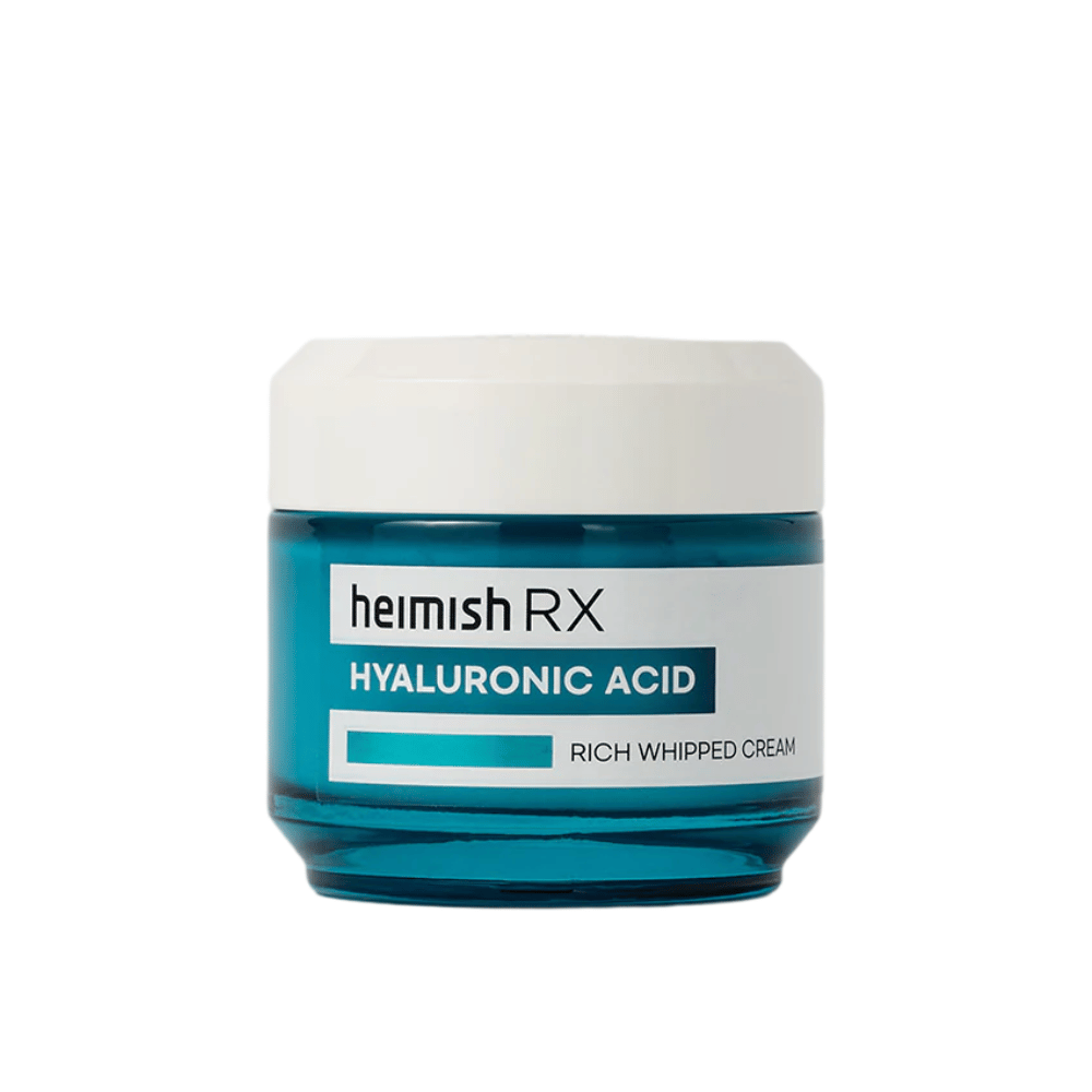 Heimish RX Hyaluronic Acid Rich Whipped Cream i en stilren blå glasbeholder med hvidt låg. En næringsrig ansigtscreme med hyaluronsyre for intensiv fugt og blød, fyldig hud.
