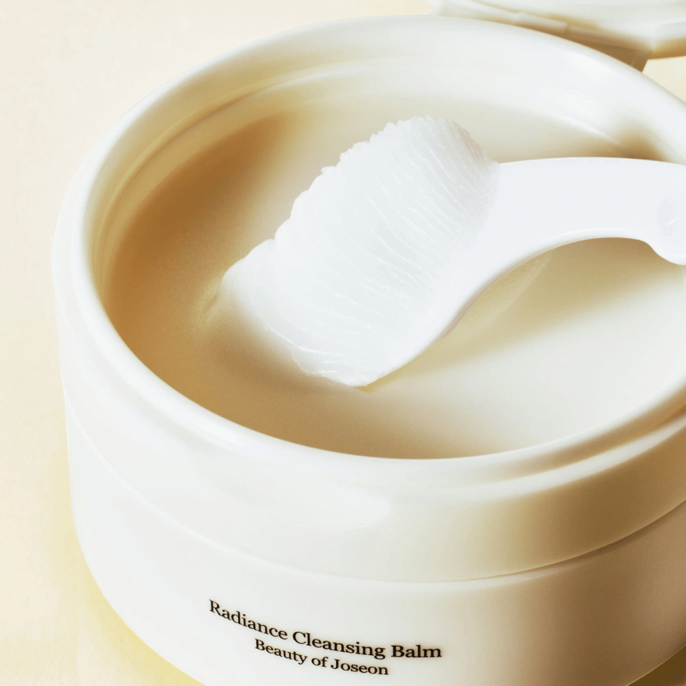 Nærbillede af Beauty of Joseon Radiance Cleansing Balm i krukke med spatel – silkeagtig balm som renser og fugter.