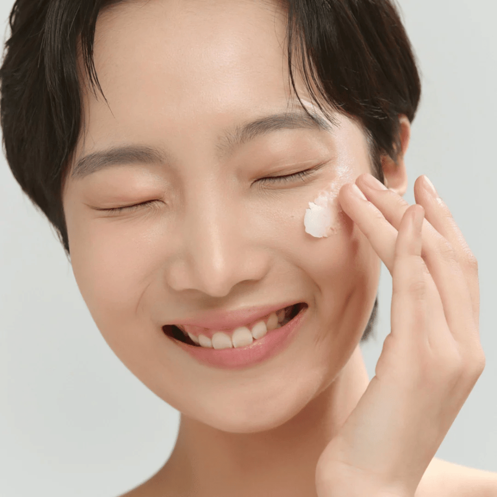 Model med glødende hud anvender Beauty of Joseon Radiance Cleansing Balm – koreansk rensebalm der smelter makeup og urenheder væk.