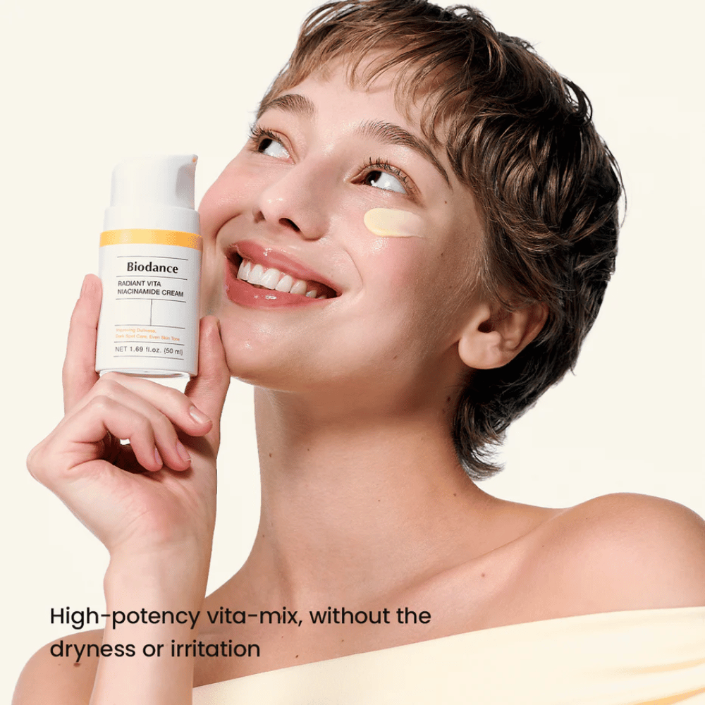 Model med Biodance niacinamide cream påført for jævn hudtone og glød